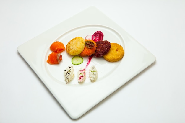 Talerz z kolorowym daniem